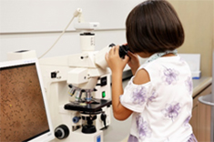 顕微鏡を覗く女の子