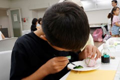 米こうじを使ったせっけん作りをする男の子