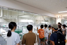 施設見学ツアーの様子