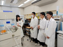 話を聞いている様子