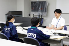 研究所の業務を学ぶ様子