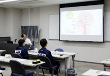 香りを感じる仕組みについて学ぶ生徒