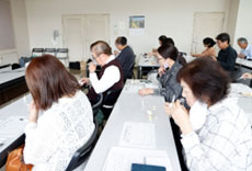 日本酒の色と香りを確認する参加者