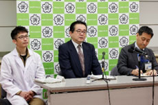 麴に関する質問に回答する職員