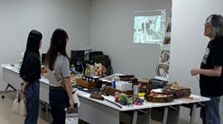 酒造りに関する展示コーナーで参加者が見学する様子