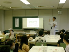 説明を聞くこどもたちの様子