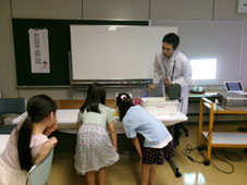 パン生地が膨らむ様子を観察するこどもたち