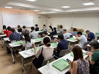 嗜好型官能評価によるきき酒体験（清酒10種）の様子