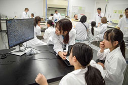 小学生と顕微鏡観察している様子