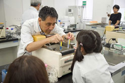 小学生と麴菌の力を分析している様子