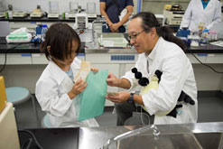 お給料として専用通貨「じゃけん」を支給している様子