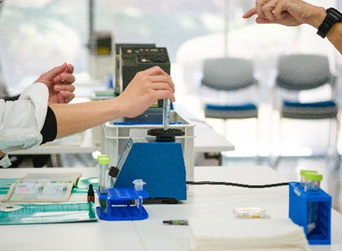 実際に研究で使用される実験器具を用いる参加者