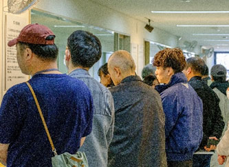 製造施設の見学の様子