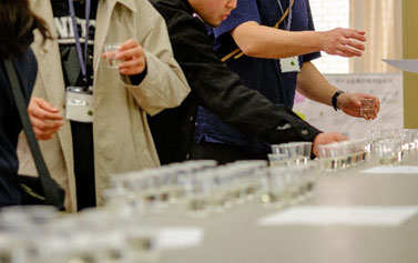 研究所で造った日本酒のきき酒を体験する参加者