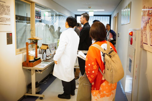 お酒の試験醸造現場を見学