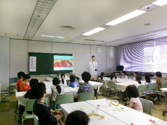 熱心に説明を聞くこどもたちの様子